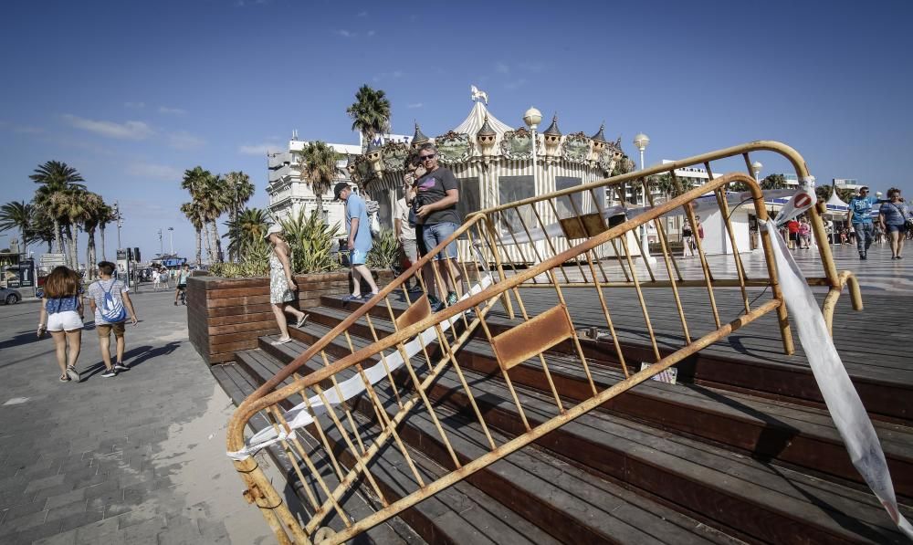 El paseo del Puerto ofrece una imagen de abandono, con escaleras rotas, suciedad, desconchones y pintadas