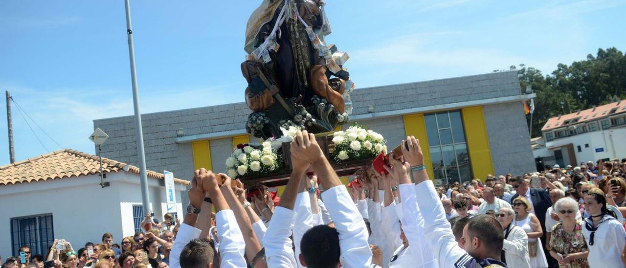 Marineros de A Illa, portando la Virxe do Carme durante la procesión.
