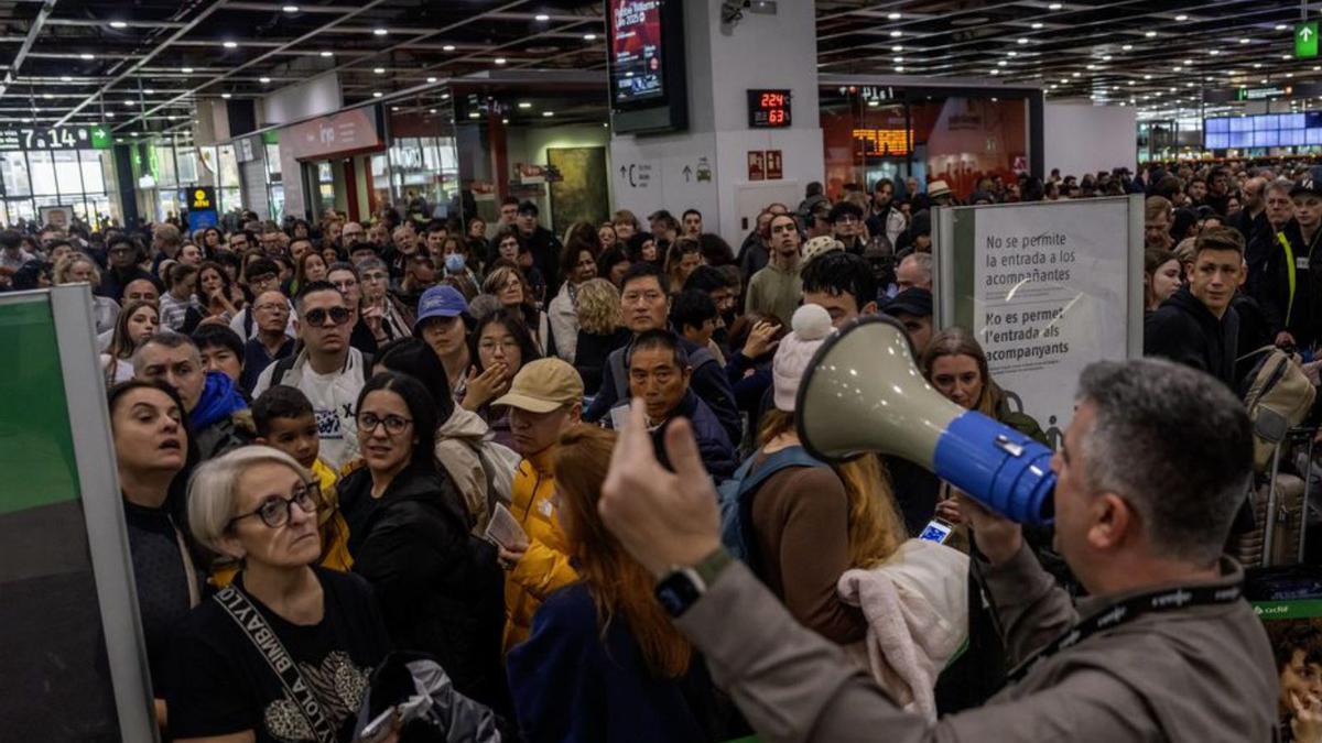 Un trabajador de Renfe informando, en la estación de Sants de Barcelona. | JORDI OTIX