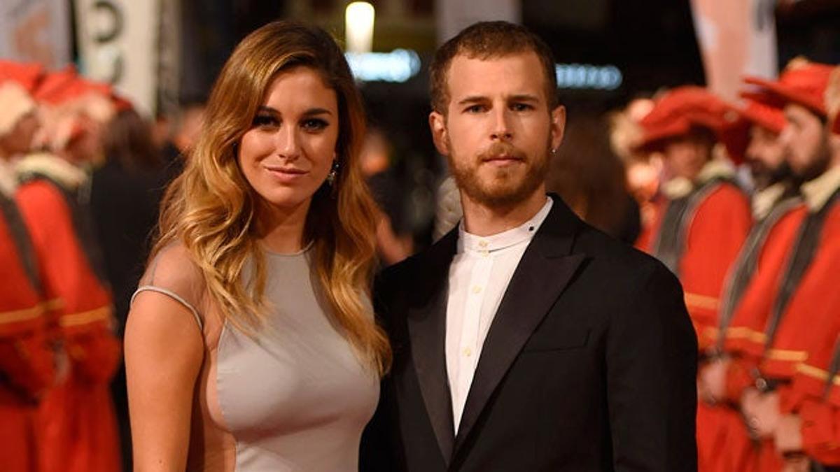 Blanca Suárez y Álvaro Cervantes en la alfombra naranja del FesTVal de Vitoria