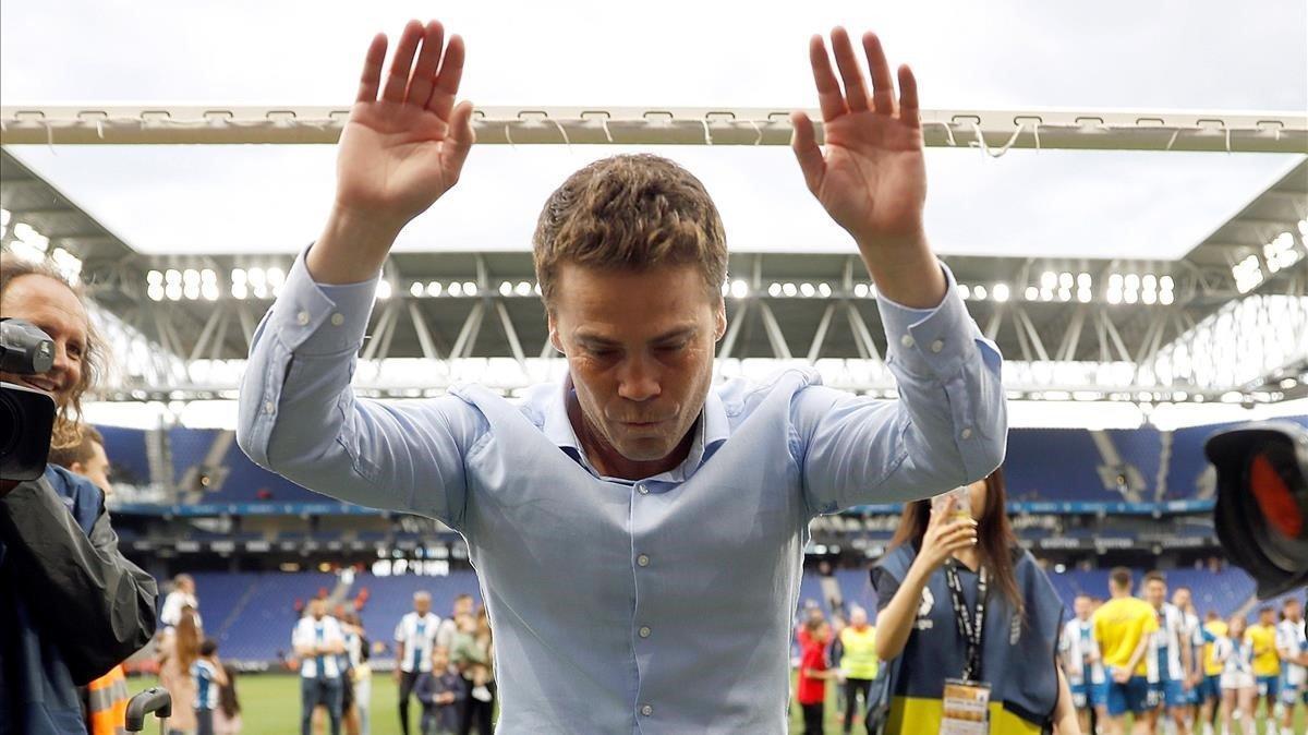 Rubi saluda a los hinchas del Espanyol tras lograr la séptima plaza con un triunfo ante la Real Sociedad en Cornellà en mayo de 2019.