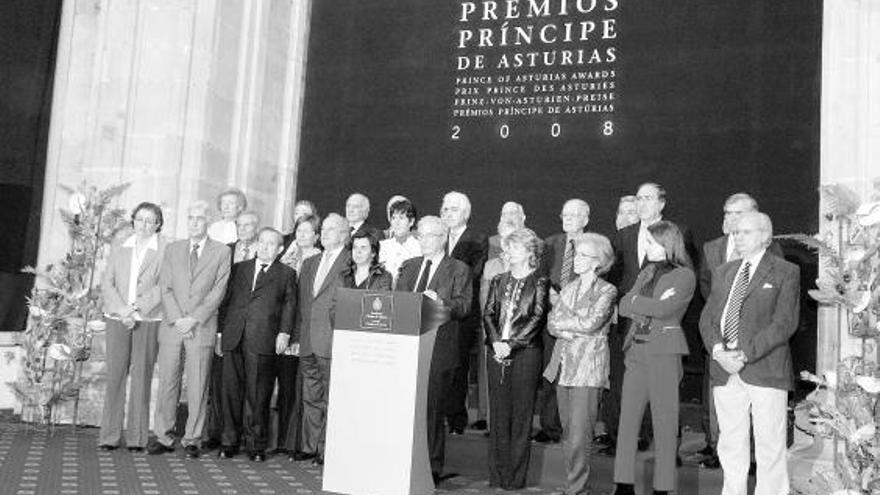 Antonio Garrigues, en el centro, acompañado del resto de los miembros del jurado durante la lectura del fallo.