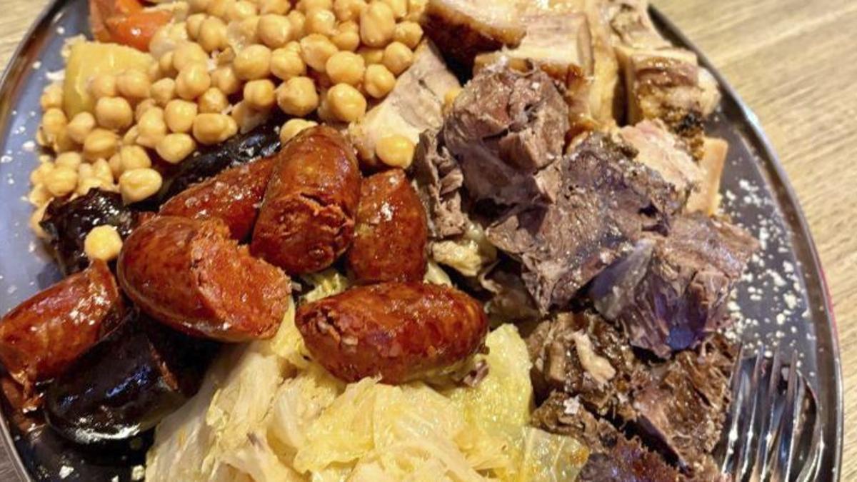 Zweiter Gang: Kichererbsen, Kohl, Wurst und Fleisch.