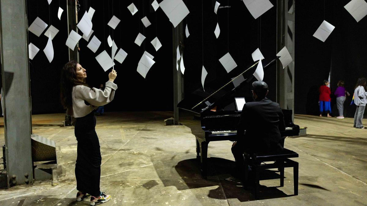 Glenda León y Pablo Pol González durante la inauguración de la instalación artística en El Tanque.