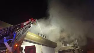 El incendio en una empresa de jamones de Hinojosa sigue activo tras casi 24 horas