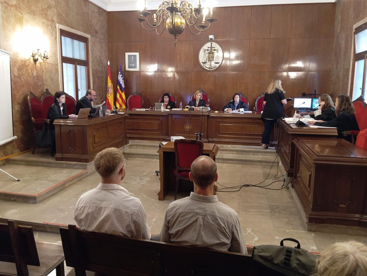 Tom Oliver L. (links) nahm mit einem Dolmetscher auf der Anklagebank platz.