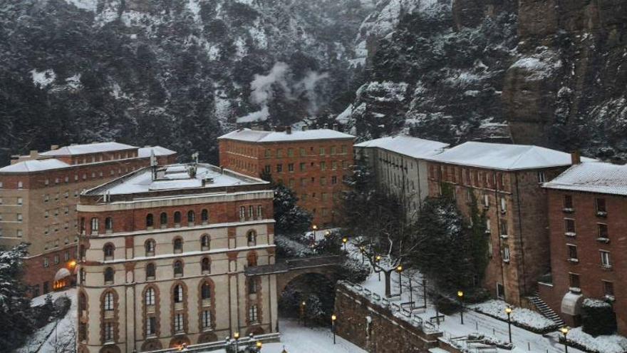 L&#039;Abadia de Montserrat, nevada |