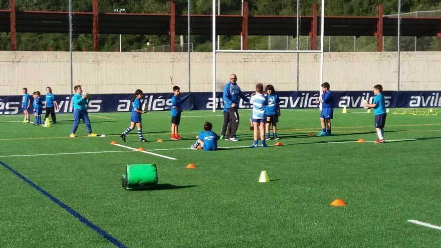 Jugadores del Belenos, ayer en uno de los campos de La Toba.