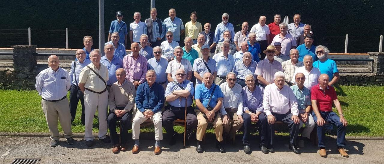 Foto de familia de los asistentes al encuentro de ayer, en Villaviciosa. | V. A.