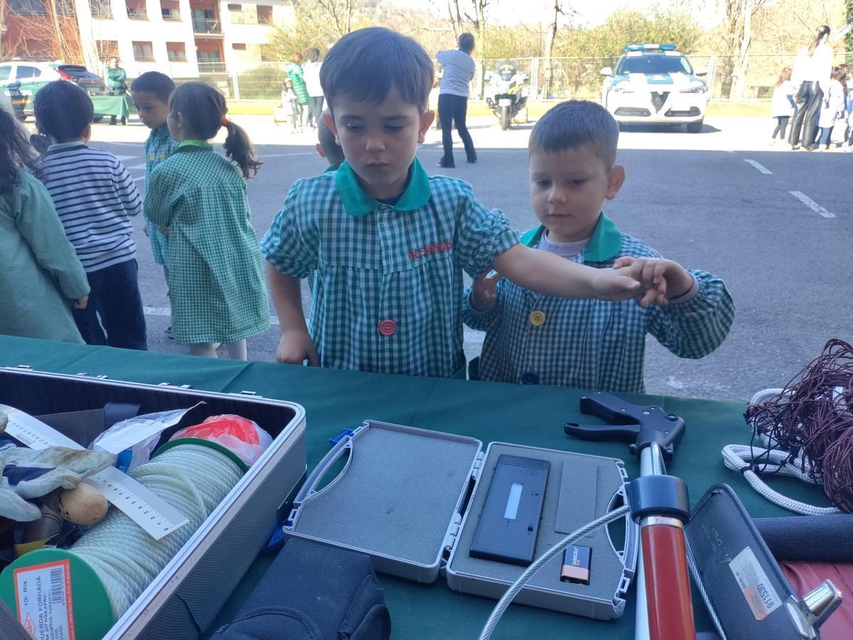 Las secciones de la Guardia Civil en el colegio Reconquista