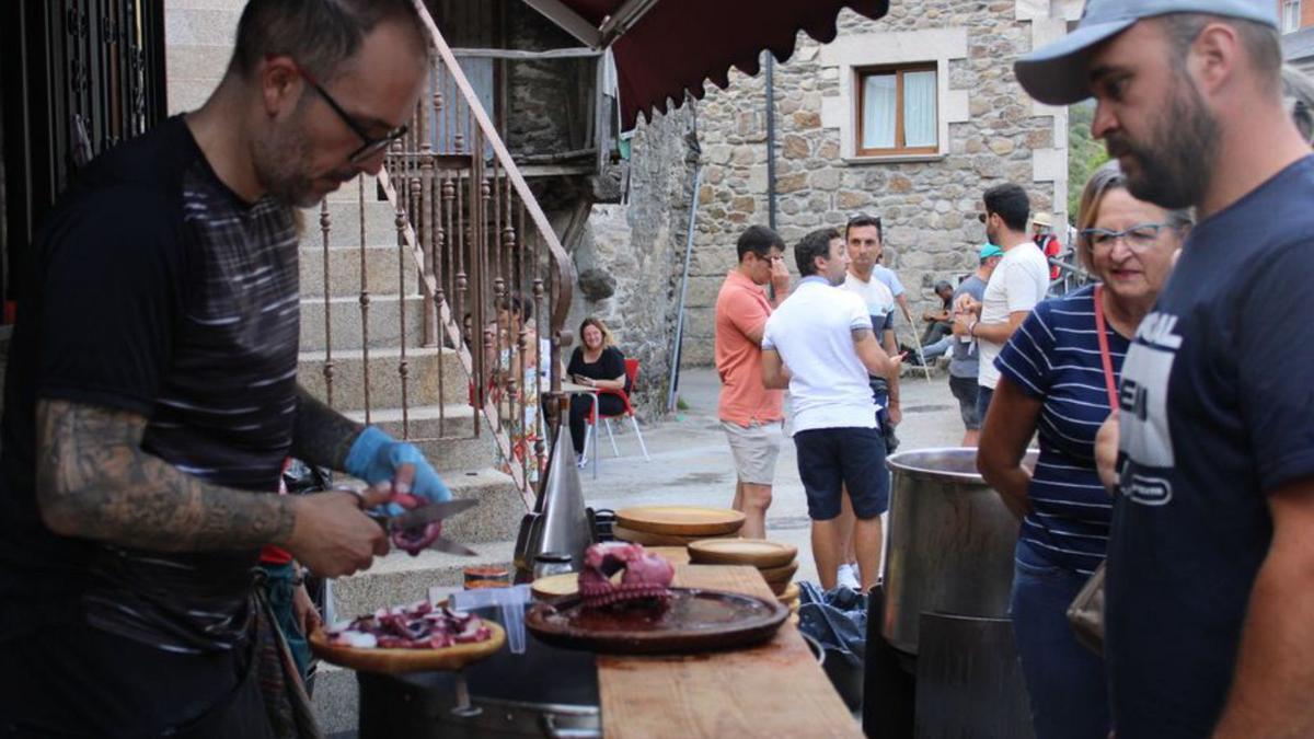 Platos de pulpo durante la feria. | A. S. 