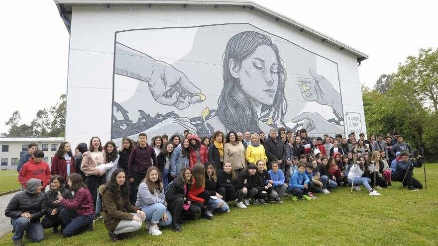 Estudiantes del Pintor Colmeiro, con políticos y la artista Lidia Cao. // Bernabé/Javier Lalín