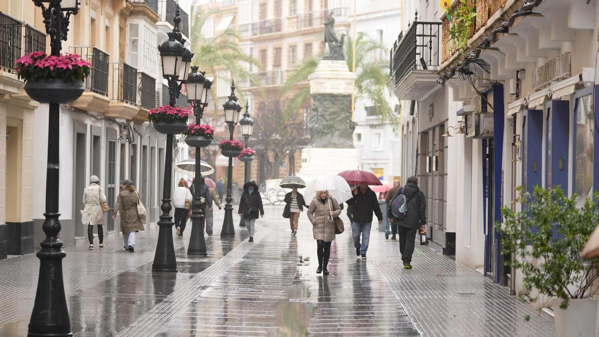 Personas sufren la llegada de la borrasca Herminia.