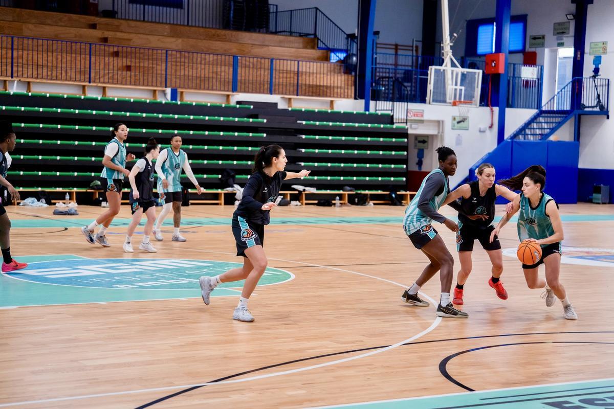 Imagen de un entrenamiento del CAB Estepona.