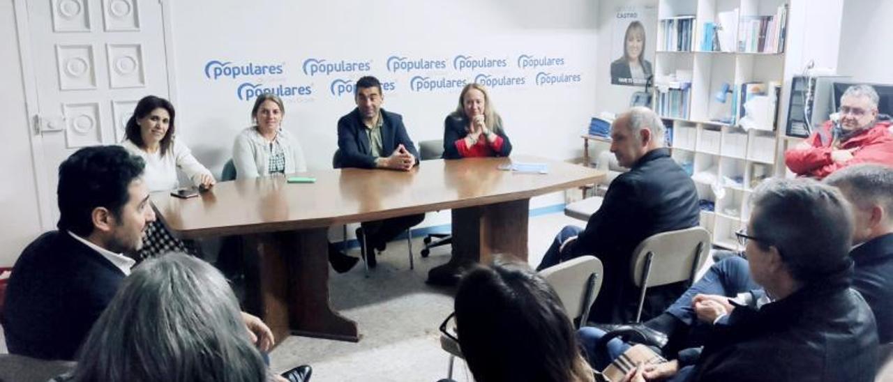 Un momento de la presentación de Pablo Leiva (izquierda) como candidato del PP meco. |   //  FDV