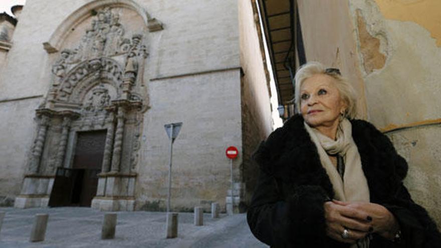 Jacqueline Tobiass ante la Iglesia de Montesion, levantada sobre una antigua sinagoga judía de Palma.