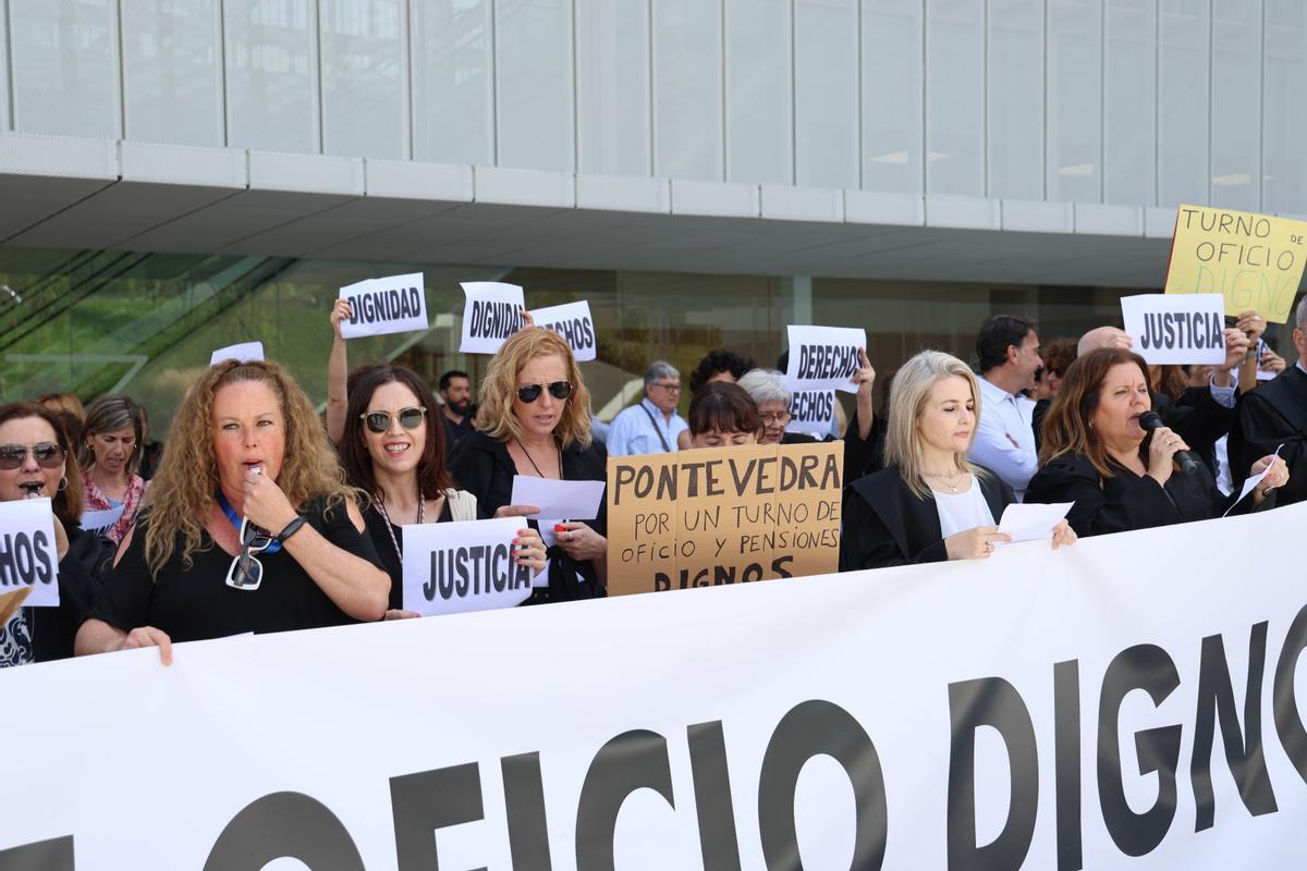 Concentración ante la Ciudad de la Justicia de Vigo para luchar por la dignificación del turno de oficio.