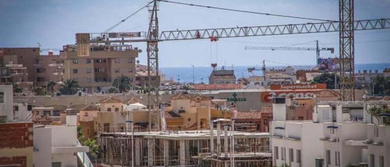 Imagen de una de las zonas en construcción ubicadas en Orihuela Costa, donde el sector del ladrillo sigue repuntando.