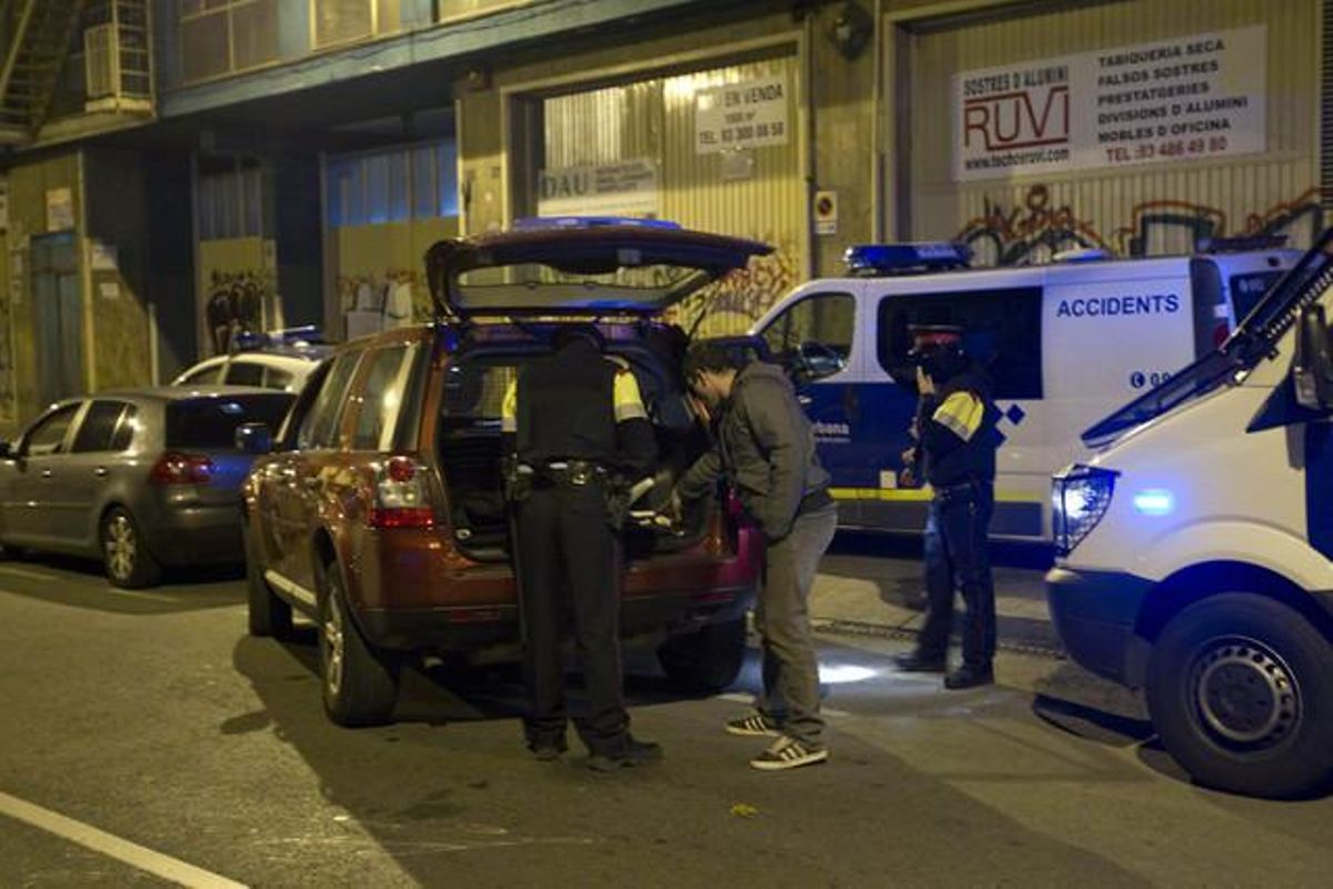 La policia inspecciona el maleter d’un cotxe durant el macrocontrol.