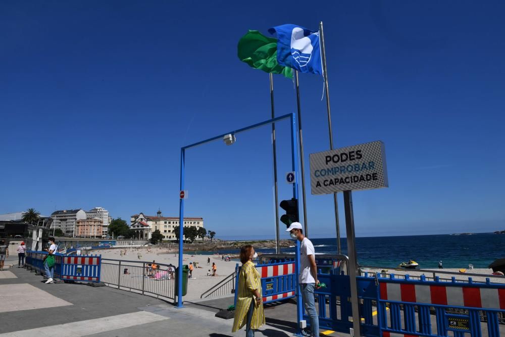 Izado de la Bandera Azul en la playa de Riazor