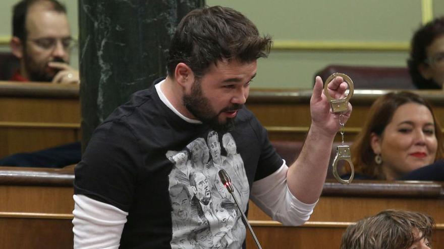 Rufián saca unas esposas ante Zoido: &quot;Ojalá M. Rajoy las lleve algún día&quot;