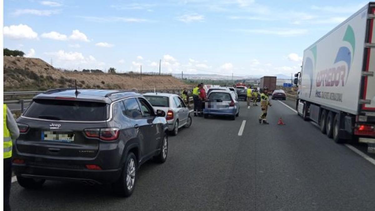 Bomberos y agentes trabajan en el lugar del accidente múltiple.