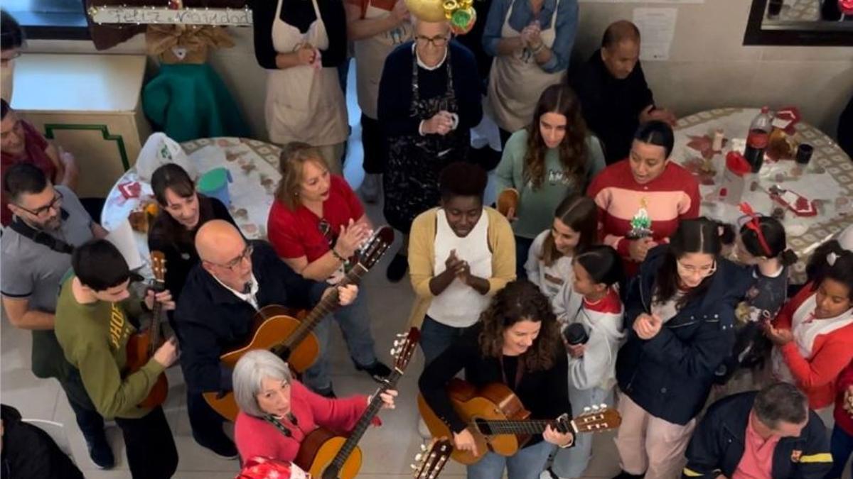 Un grupo anima la Navidad a usuarios del comedor social.
