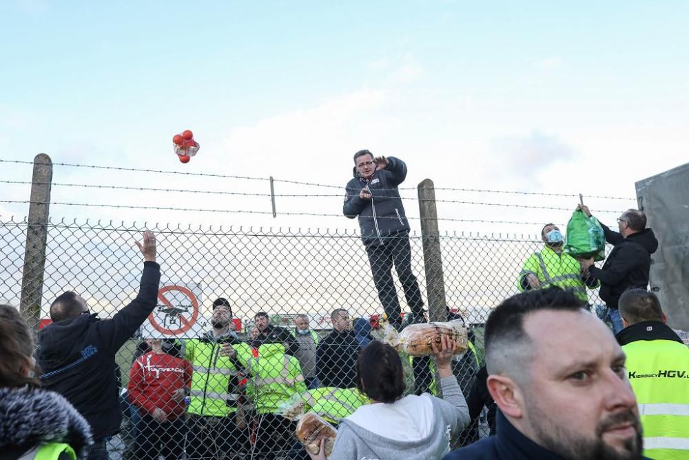 Reparten víveres a los camioneros confinados en un aeropuerto