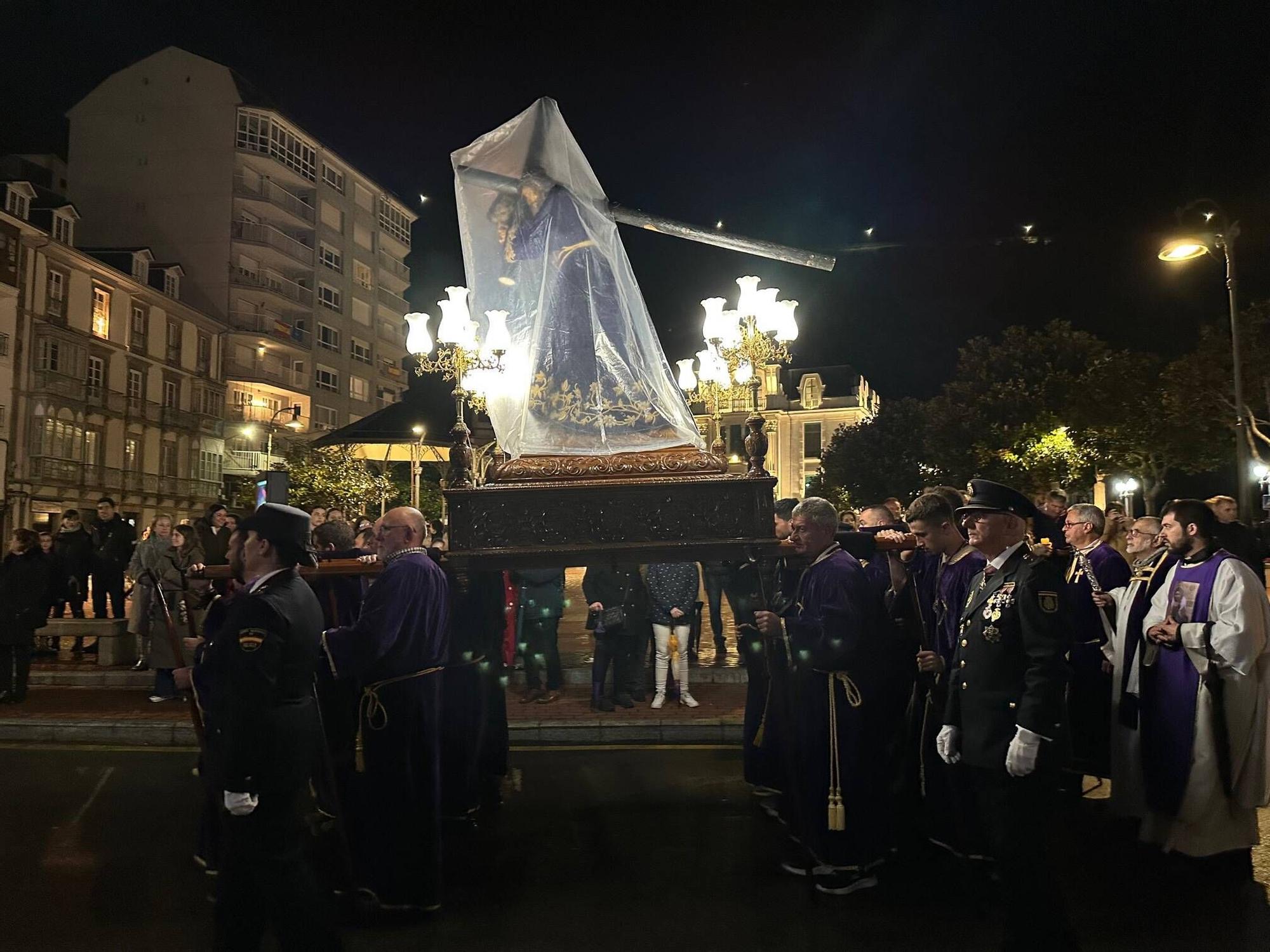 EN IMÁGENES | La envolvente procesión del Nazareno en Luarca