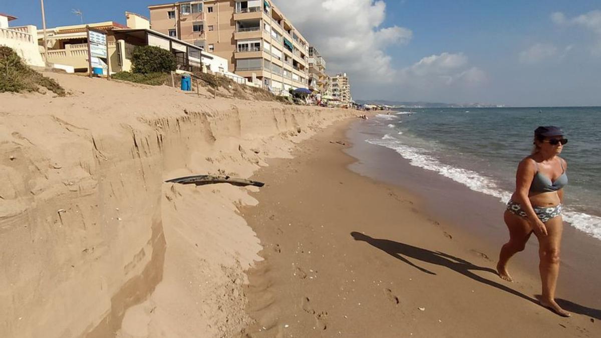 Una mujer pasea por debajo del escalón y, a la derecha, un hombre hace una rampa para bajar.