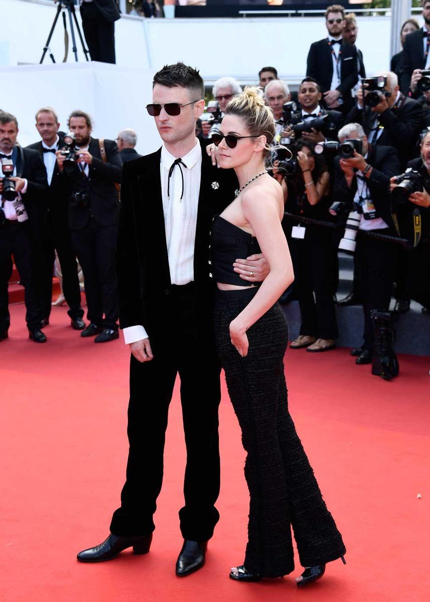 Tom Sturridge y Kristen Stewart, de Chanel, en el Festival de Cine de Cannes 2022