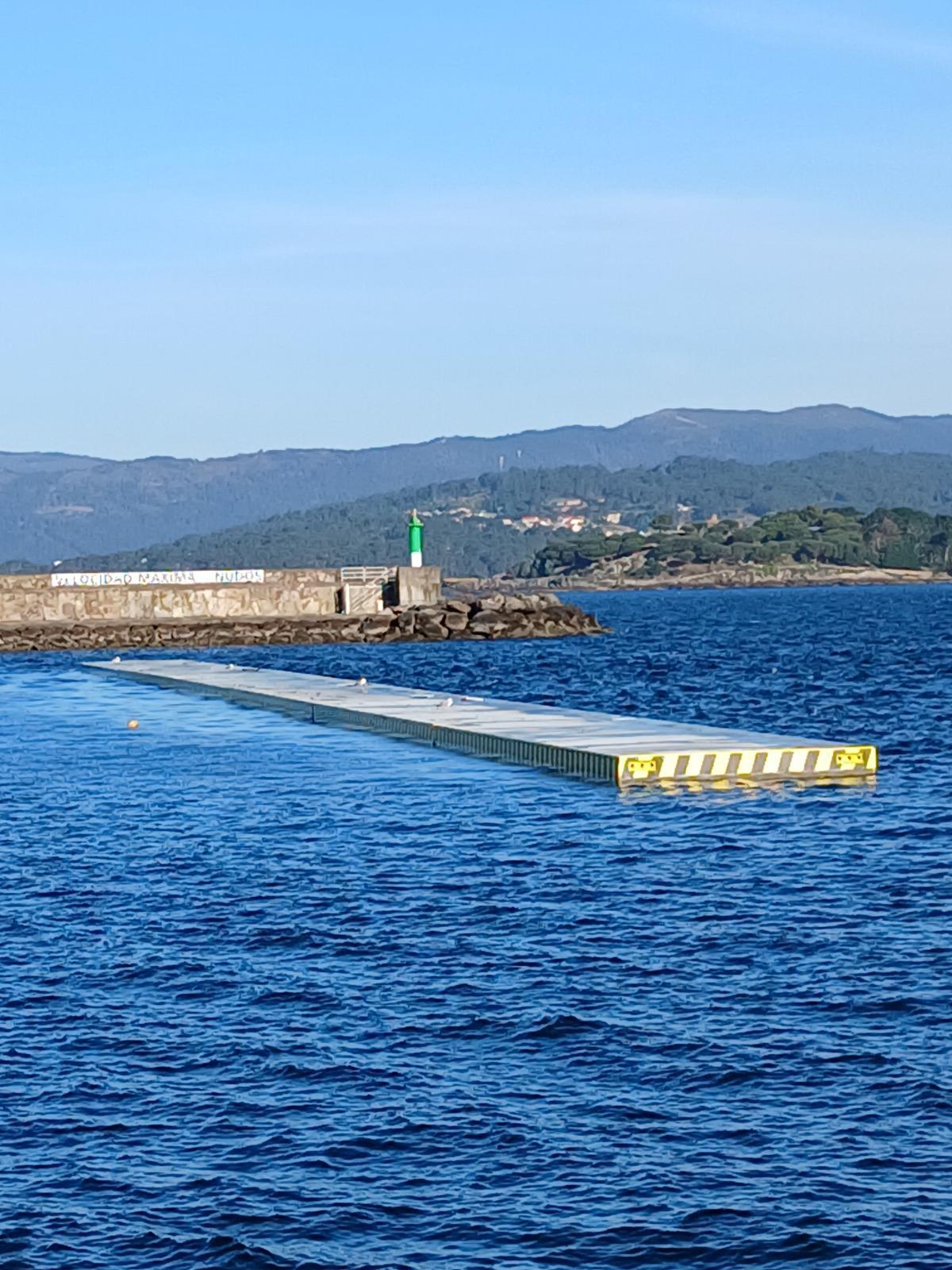Imagen del dique de abrigo flotante instalado en el puerto de Portosín.