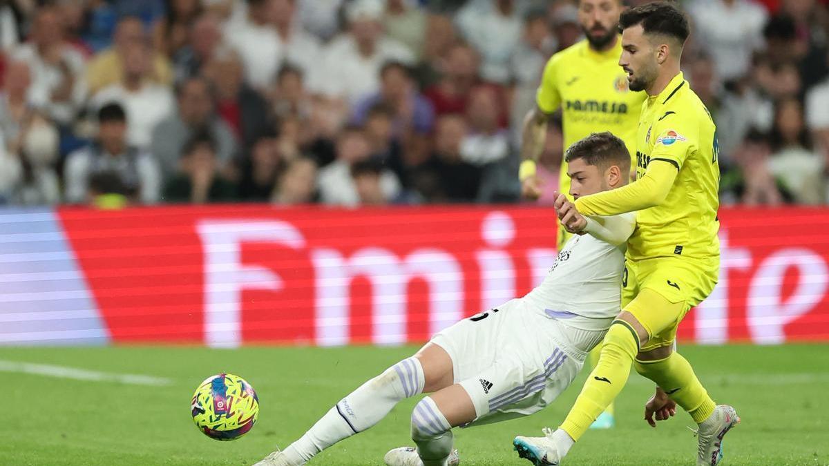 Álex Baena y Fede Valverde luchan por un balón en el transcurso del Real Madrid - Villarreal.