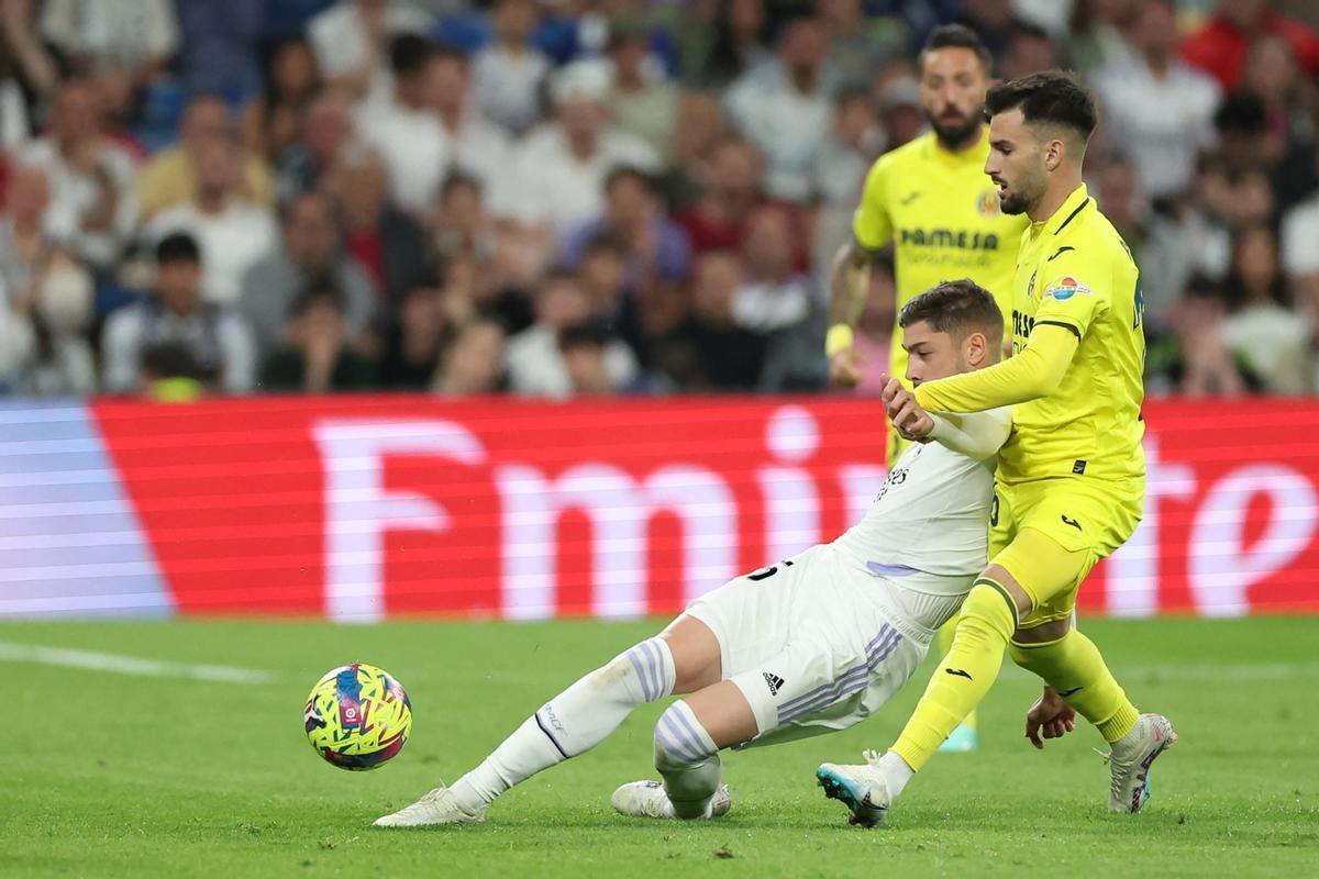 Álex Baena y Fede Valverde luchan por un balón en el transcurso del Real Madrid - Villarreal.