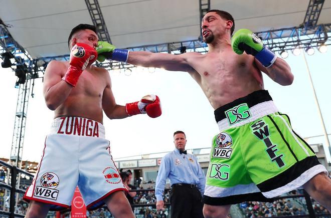 Danny García golpea a Adrian Granados durante su pelea por el campeonato de peso welter del CMB de plata en Dignity Health Sports Park.