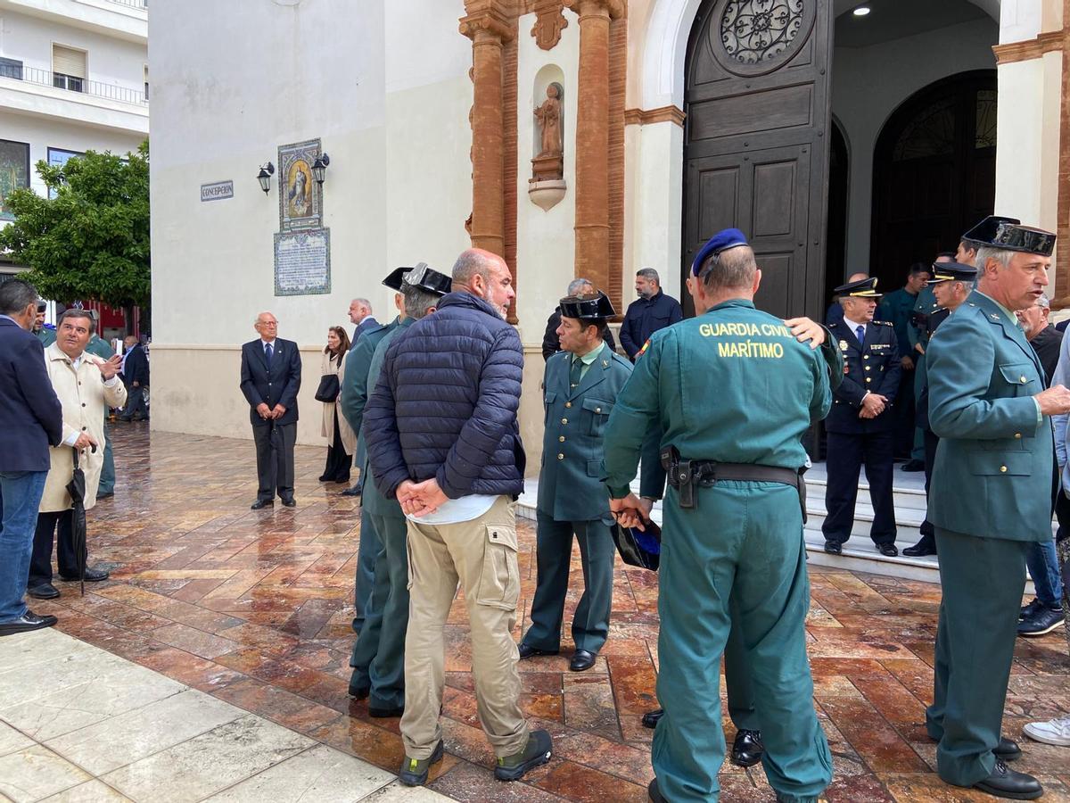 Compañeros de los Guardia Civiles fallecidos esperan en la Iglesia de la Concepción en Huelva, donde tiene prevista la misa funeral.