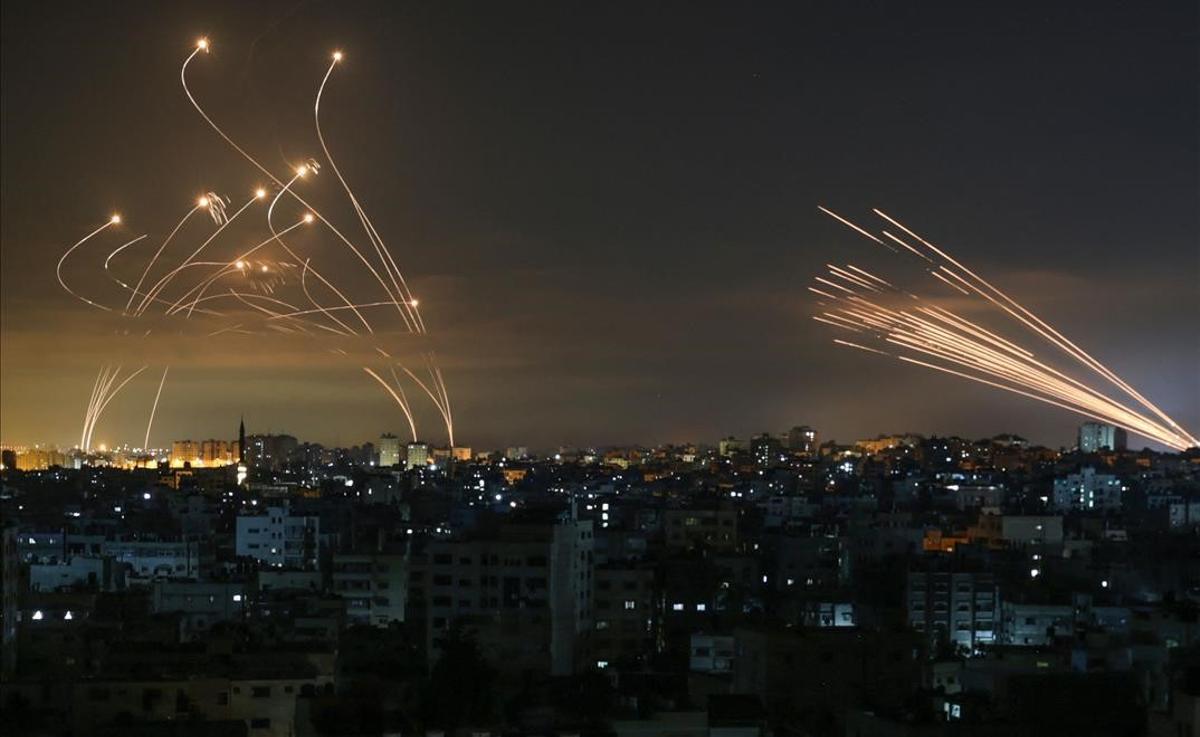 Cohetes lanzados durante la noche hacia Israel desde Beit Lahia, en el norte de la franja de Gaza.