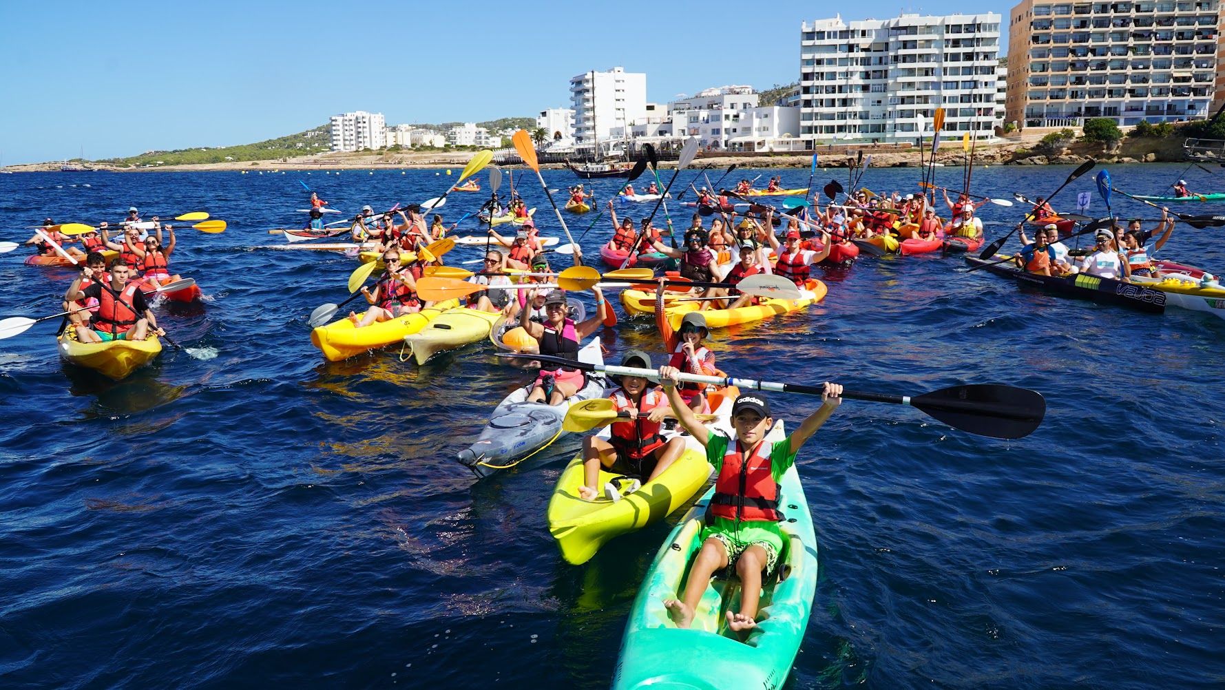 Los participantes en el XXV Día de la Piragua