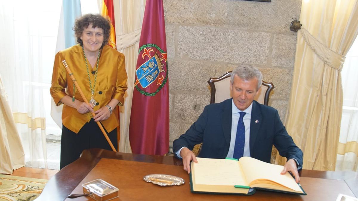 A alcaldesa de Santiago, Goretti Sanmartín, xunto ao presidente da Xunta, Alfonso Rueda, na recepción de Raxoi