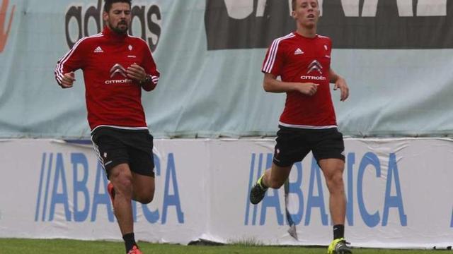 Nolito y Yelko Pino se ejercitan solos, ayer, en el entrenamiento matinal en A Madroa. // Ricardo Grobas