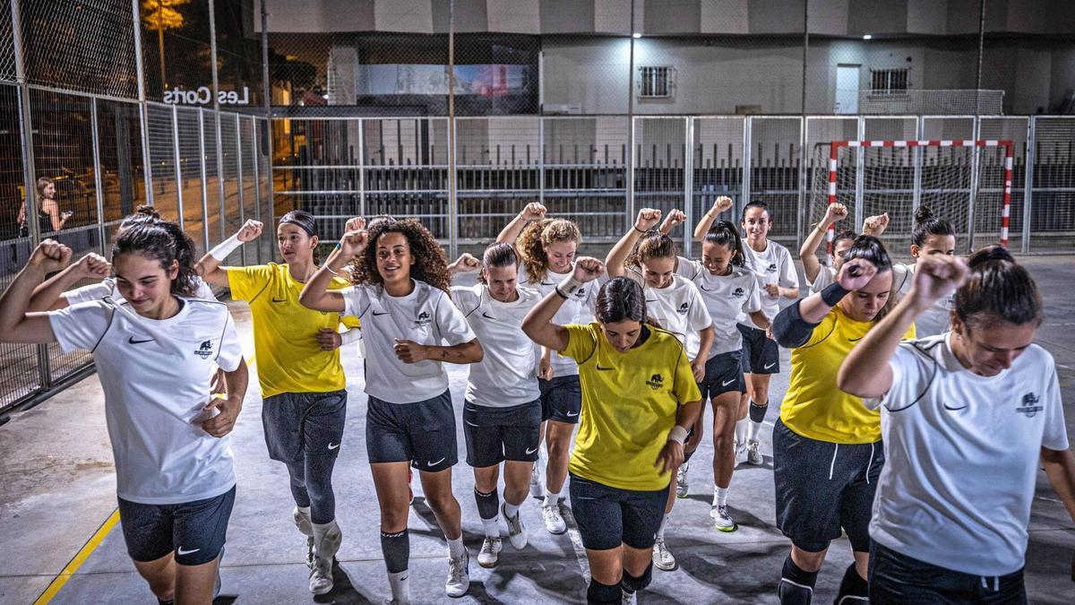 La plantilla de Les Corts UBAE, durante un entrenamiento en una pista descubierta de cemento.