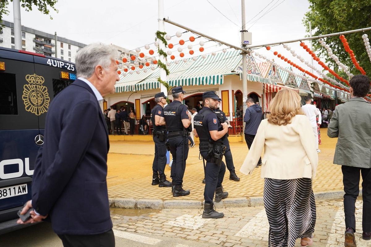Agentes de la Policía Nacional desplegados en la Feria de Abril.
