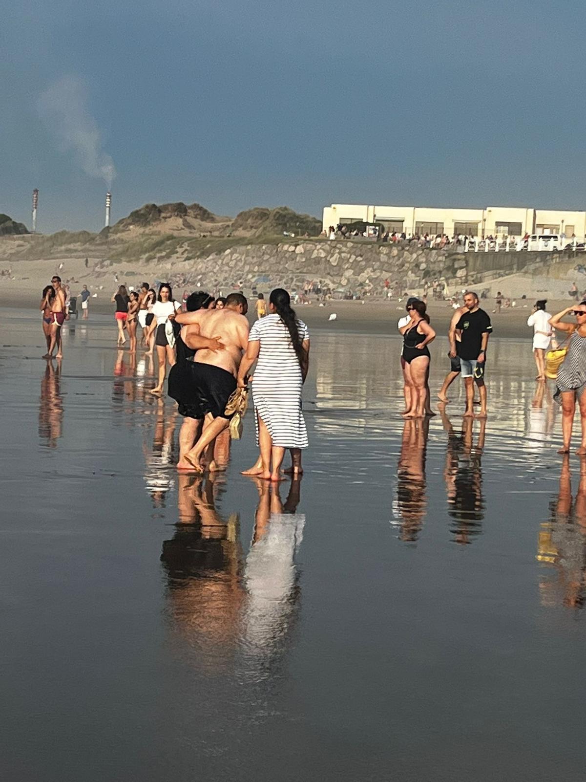 En imágenes: Angustiosa búsqueda de un bañista desaparecido en la playa de Salinas