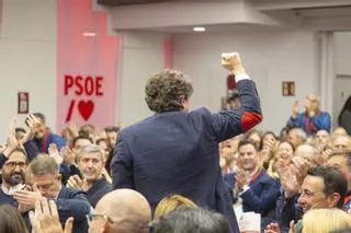 El PSOE hace un último y masivo intento en su sede para que Sánchez no dimita: "¡Quédate, merece la pena!"