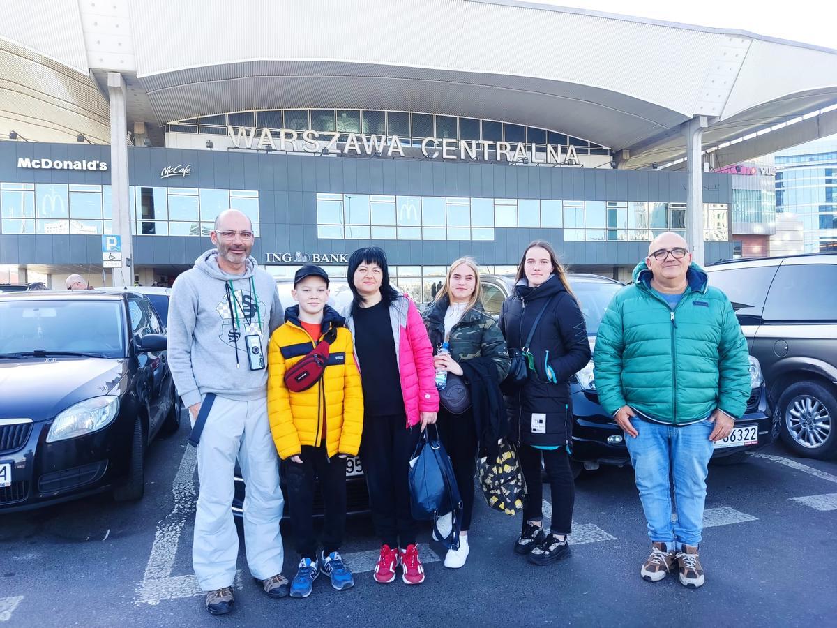 Andrés Moreno y Rafael Muñoz rodean a los cuatro refugiados ucranianos que han conseguido sacar de la zona del conflicto.