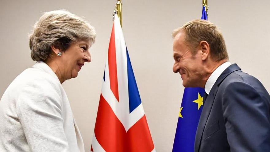 Theresa May saluda a Donald Tusk en la cumbre.