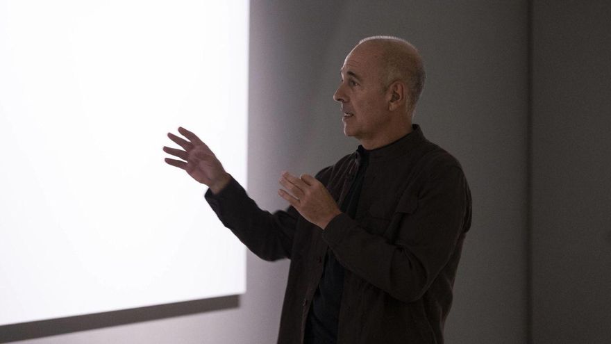 Lisardo Menéndez, en el Museo de Bellas Artes de Asturias, durante el recorrido por la exposición.