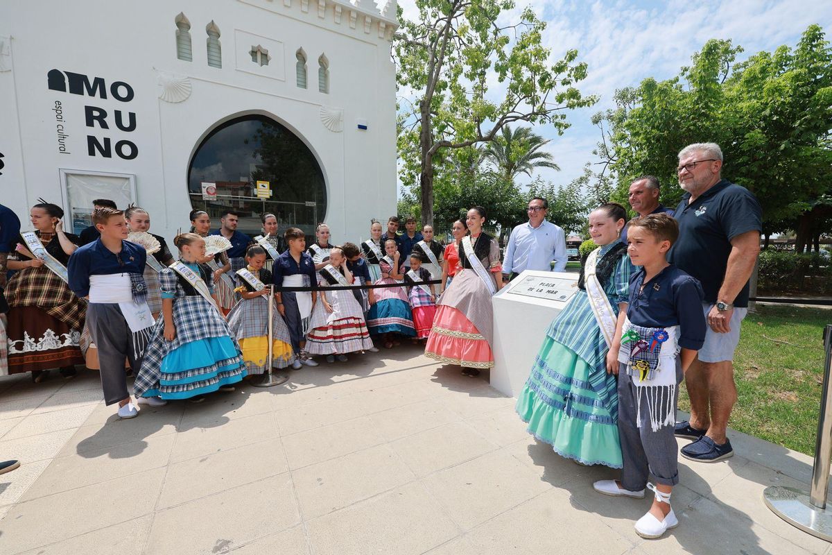 Foto de família de la nova rotulació de la plaça del Mar.