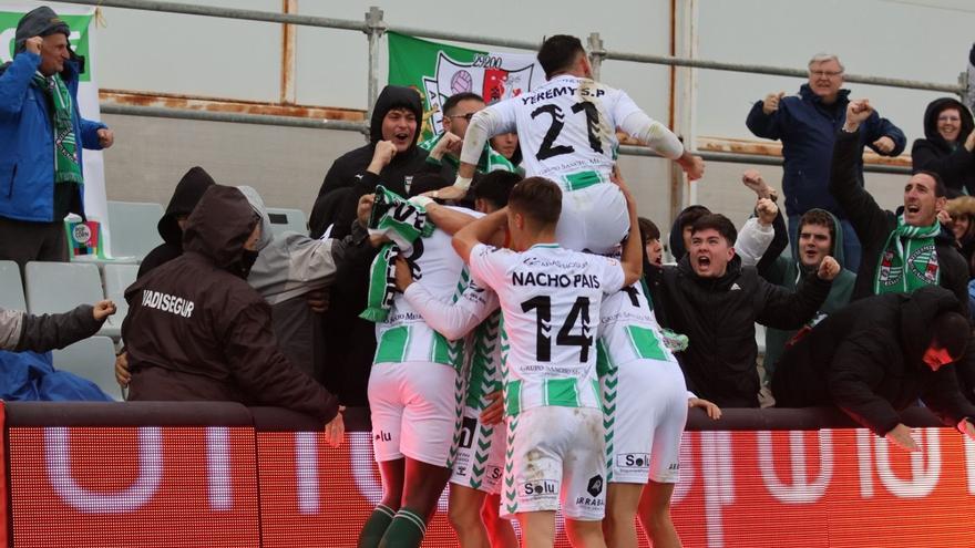 El Antequera CF remonta en campo del colista para seguir la estela del play off (1-2)