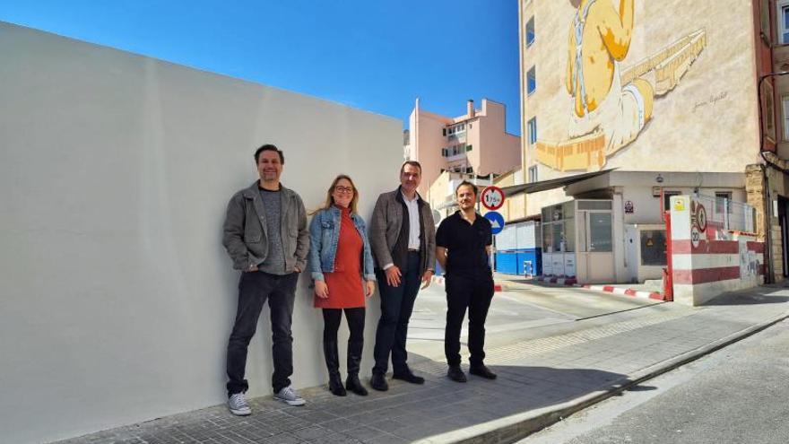 Dalmau, Nombela, Fito y Riera en la entrada del parkig.